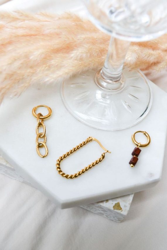 Burgundy cube hoop gold | Label Kiki - Afbeelding 2