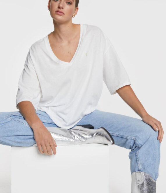 Oversized v-neck t-shirt white | Alix the label