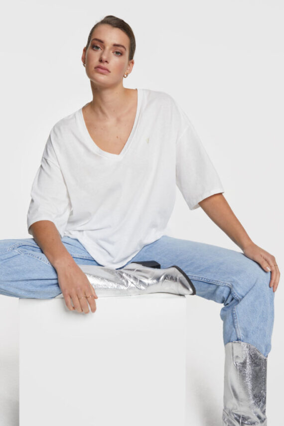 Oversized v-neck t-shirt white | Alix the label