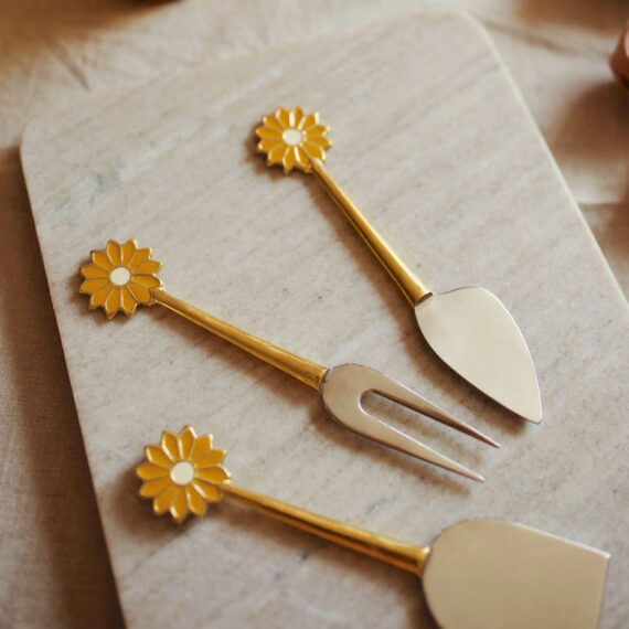 Daisy cheese cutlery set/3 | A la collection ziet er niet alleen leuk uit, een kaasje afsnijden word nu een feestje! Combineer met de gehele daisy collectie van a la collection. 