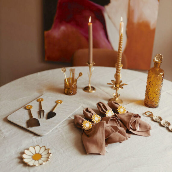 Daisy cheese cutlery set/3 | A la collection ziet er niet alleen leuk uit, een kaasje afsnijden word nu een feestje! Combineer met de gehele daisy collectie van a la collection. 