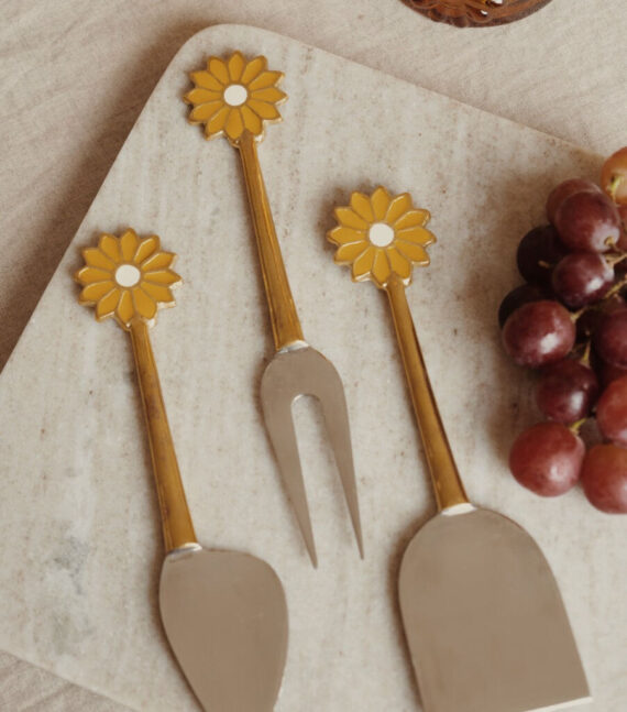 Daisy cheese cutlery set/3 | A la collection ziet er niet alleen leuk uit, een kaasje afsnijden word nu een feestje! Combineer met de gehele daisy collectie van a la collection. 