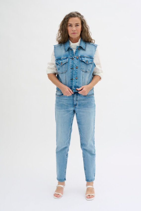 Dangomw vest | My essential wardrobe